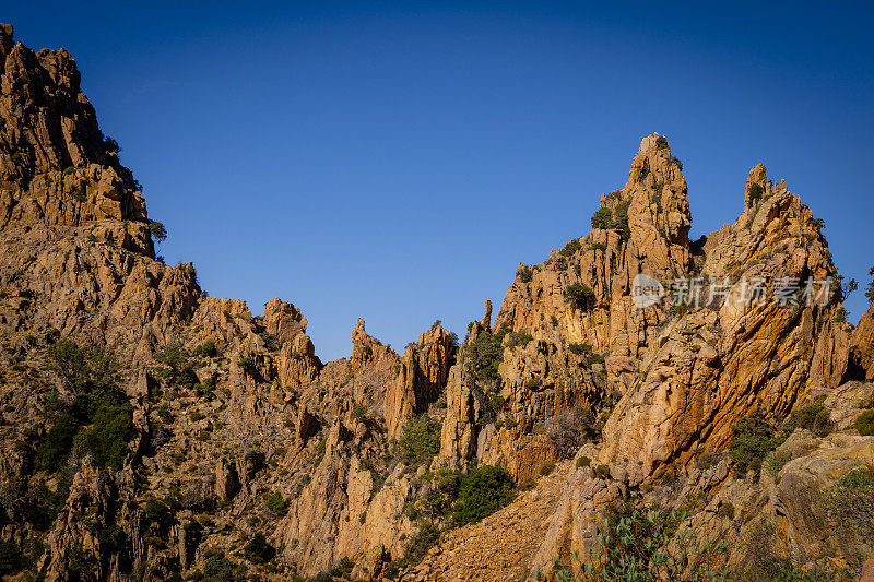 位于法国科西嘉岛西海岸波尔图湾北部的皮亚那Calanche de Piana奇特景观中的岩层。